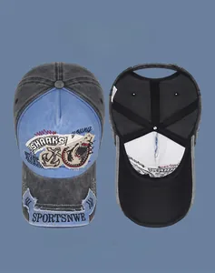 Gros plan sur une casquette vintage en coton lavé avec broderie requin et détails usés