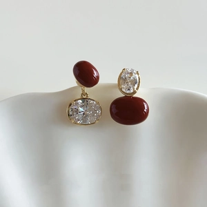 Vintage 14K vergoldete asymmetrische Ohrringe mit roten und klaren Zirkonsteinen