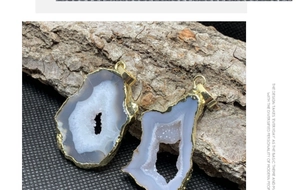 Dettaglio del pendente in geode di agata naturale con bordo in oro 14K su corteccia