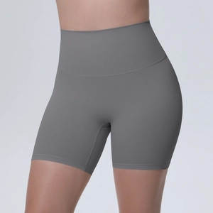 Gros plan d'un short de yoga gris foncé à taille haute avec contrôle du ventre sans couture