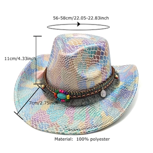 Chapeau de cowboy coloré motif serpent avec perles turquoises et pompons sur fond blanc