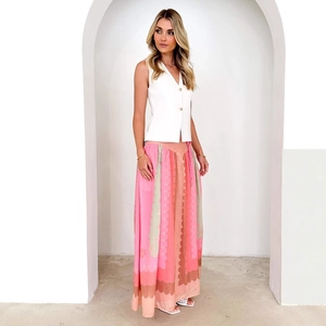 Ensemble femme avec gilet blanc et jupe longue fleurie rose de style bohème