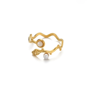 Dettaglio anello a ramo placcato oro 18K con perle bianche e motivo a foglia