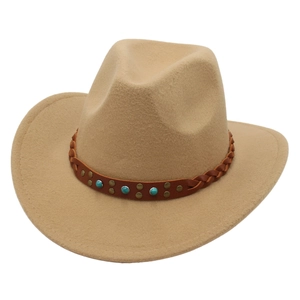 Détail d'un chapeau en feutre beige avec bandeau en cuir tressé et rivets turquoise