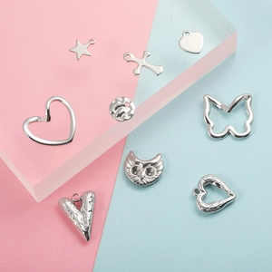 Pendentifs en acier inoxydable en forme de cœur, étoile, papillon et croix sur fond bleu