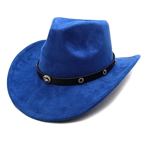 Detail eines königsblauen Wildleder-Cowboyhuts mit verziertem Band und breiter Krempe
