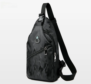 Détail du sac de poitrine camouflage noir avec port d'écouteurs et poche zippée