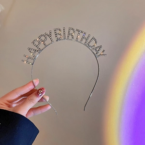 Detailaufnahme eines silbernen Happy Birthday Haarreifens mit funkelnden Strasssteinen
