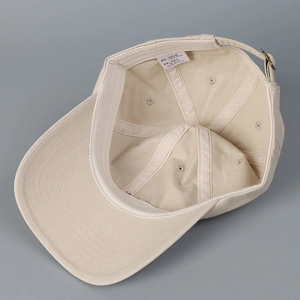 Binnenzijde van beige katoenen baseballpet met verstelbare riem en 56-61cm maatetiket