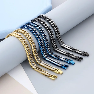 Détail de chaînes cubaines en finitions or, bleu et noir avec fermoirs à cliquet