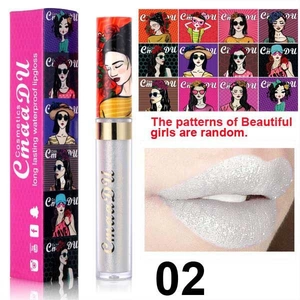 Macro-opname van zilveren glitter lipgloss nr. 02 met watervaste en langdurige formule