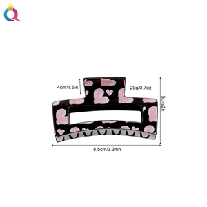 Detail showing dimensions of heart pattern hair claw clip with size and weight specs