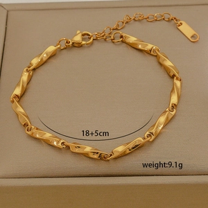 Detailed macro view of 18k gold plated twisted chain bracelet with 18+5cm size specs