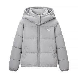 Chaqueta acolchada gris para mujer con capucha, diseño corto moderno y acabado mate suave