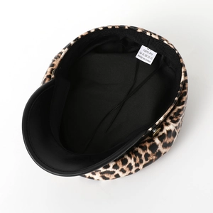 Berretto in pelle PU con stampa leopardata che mostra fodera e etichetta materiale 100% PU
