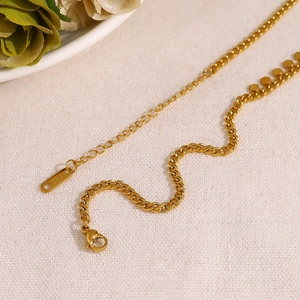 Elegant gold stainless steel necklace with round pendant and adjustable chain