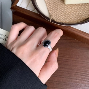 Close-up of S925 sterling silver ring with black onyx stone in vintage rope design