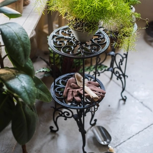 Support de plante à double étage en fonte noire avec motifs d'ornement de style rétro
