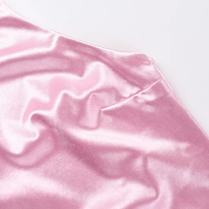 Dettaglio di un abito in raso rosa che mostra la trama del tessuto e l'elegante drappeggio