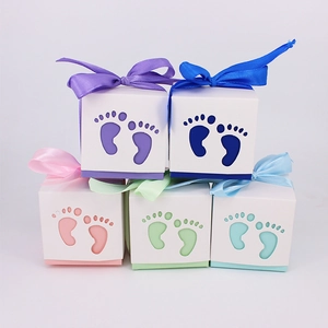 Gastgeschenkboxen für Babypartys mit Fußabdrücken und Schleifen in fünf verschiedenen Farben