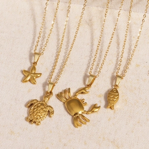 Goldene Edelstahl Halsketten mit Seestern, Schildkröte, Krabbe und Fisch Anhängern