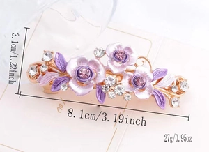 Détail de la pince à cheveux fleur en émail violet avec dimensions de 8,1cm par 3,1cm