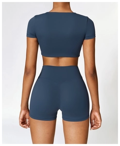 Dettaglio degli shorts da yoga a vita alta con cucitura a V posteriore effetto push-up