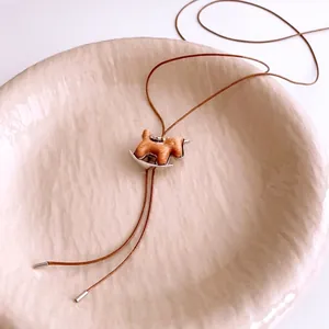 Collier minimaliste avec pendentif cheval en bois, base en métal et cordon brun