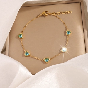Elegante bracciale a cuore placcato oro con cristalli azzurri e chiusura a moschettone