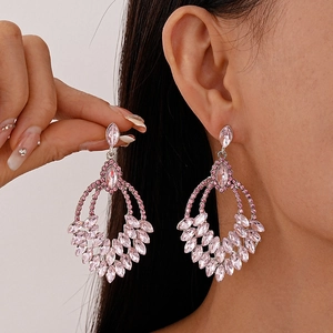 Eleganti orecchini con strass rosa e design a foglia per uno stile di lusso unico
