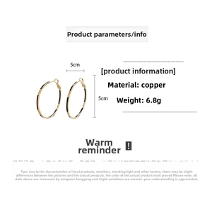 Vue détaillée des créoles creuses plaquées or 14k de 5cm avec dimensions et spécifications