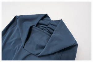 Detail of high-waisted ruched yoga pants with hidden pocket in dark blue fabric