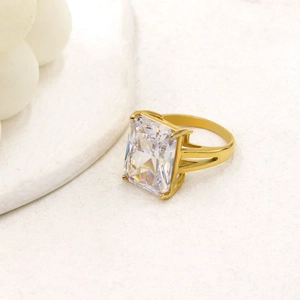Dettaglio di cristallo taglio smeraldo su anello in titanio placcato oro 18K traforato