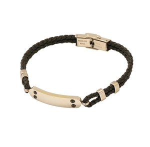 Détail du bracelet en cuir tressé avec fermoir en acier inoxydable et plaque en métal brossé