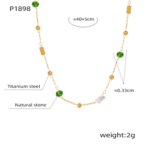 Détails du collier en acier titane doré avec perles vertes et pendentif en pierre naturelle