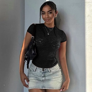 T-shirt ajusté en dentelle noire assorti d'une mini-jupe en jean bleu clair