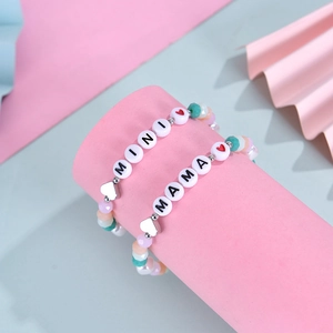 Bracelets Mama et Mini en perles colorées avec breloques cœur sur support rose