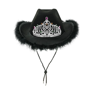 Sombrero de vaquero negro con corona de joyas y ribete de plumas en fondo blanco