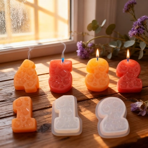 Vista dettagliata di stampi in silicone a nido d'ape e candele numeriche alla fragola
