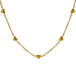 Détail d'un collier fin en acier inoxydable doré avec plusieurs pendentifs en cœur