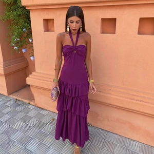 Elegante abito lungo viola con allacciatura al collo e balze a balze per uno stile estivo