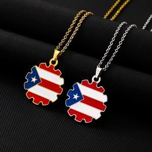 Détail de pendentifs drapeau Porto Rico en émail doré et argenté avec chaîne croisée