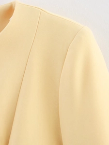 Detail der Schulternaht mit hochwertigem Twill-Stoff und Nähten an hellgelber Blazer-Jacke