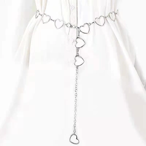 Cintura a catena in metallo argento con cuori intrecciati e pendente lungo su camicia