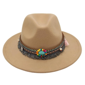 Dettaglio del cappello fedora kaki con pietre turchesi e decorazione bohémien a frange