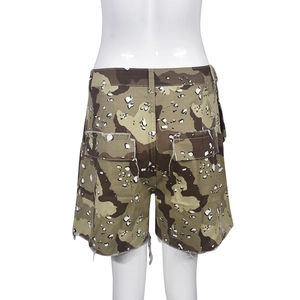 Détail arrière du short cargo camouflage avec poches à rabat et bords effilochés