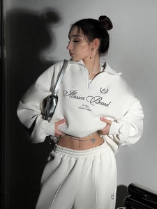 Tuta bianca due pezzi con felpa a mezza zip e pantaloni sportivi con stampe grafiche