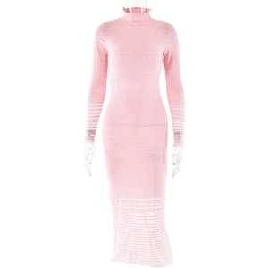 Detailansicht des rosa Rippstrickstoffs und der transparenten Streifentextur dieses Kleides