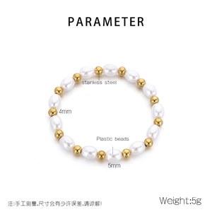 Dettaglio di perle da 5mm e sfere in acciaio dorato da 4mm su un bracciale di lusso da 5g