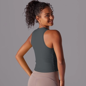 Détail des fronces latérales et du dos nageur sur un débardeur de sport gris foncé